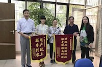 這兩面錦旗的背后，是對“群眾利益無小事”的堅守